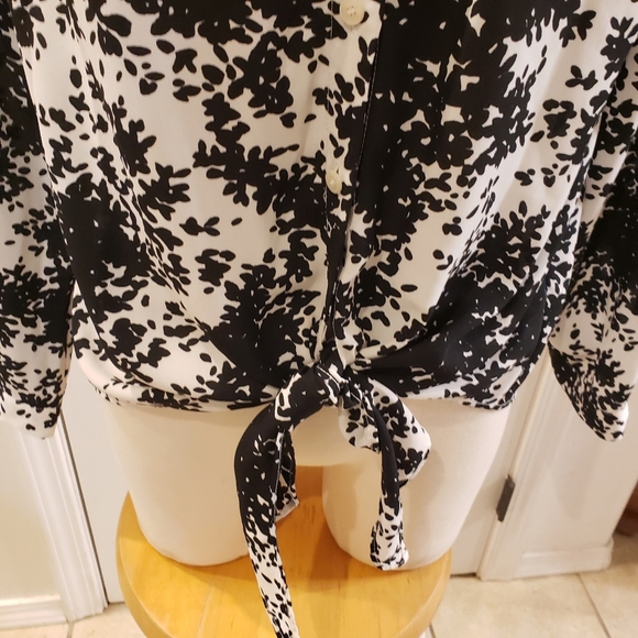 Talbots size large Petite Black and White Floral Women's Top - Picture 4 of 7